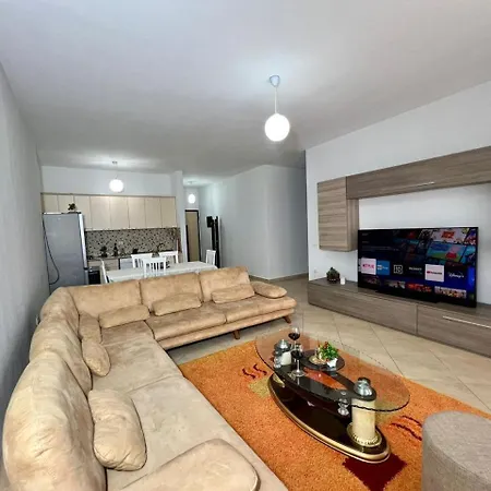 Noah 2 Bedrooms With Free Parking 50 M From Center Lägenhet